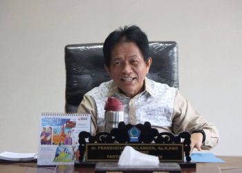 Saat Paripurna, Fransiskus Silangen Ucapkan Selamat kepada Tahlis Gallang