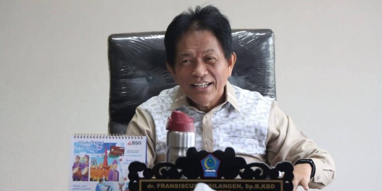 Saat Paripurna, Fransiskus Silangen Ucapkan Selamat kepada Tahlis Gallang