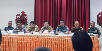Foto: Bupati Kepulauan Sangihe Michael Thungari dan Wakil Bupati Tendris Bulahari memimpin jalannya rapat Forkopimda Penanganan Pasca Bencana Gempa M7,7. (Dok. Istimewa)