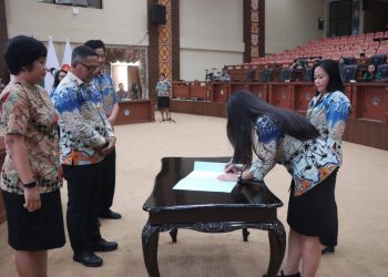 Serah Terima Jabatan di Sekretariat DPRD Sulut, Sekwan Niklas Apresiasi Pengabdian Menli Menajang