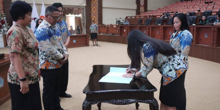 Serah Terima Jabatan di Sekretariat DPRD Sulut, Sekwan Niklas Apresiasi Pengabdian Menli Menajang
