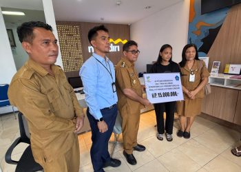 Heronimus Makainas Serahkan Bantuan bagi Ahli Waris Korban Bencana Alam Siau dari Kemensos