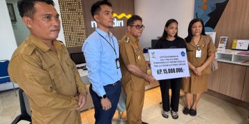 Heronimus Makainas Serahkan Bantuan bagi Ahli Waris Korban Bencana Alam Siau dari Kemensos