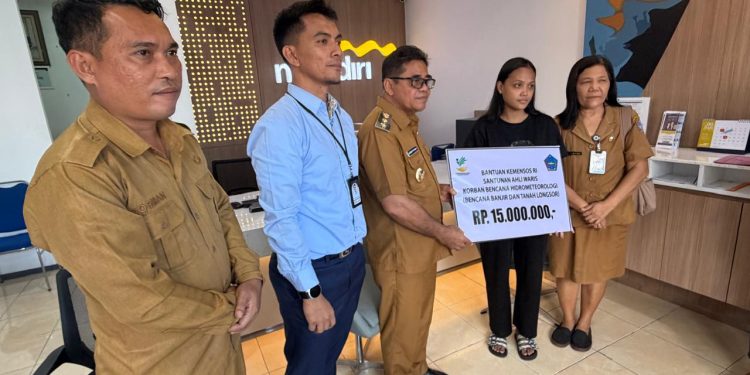 Heronimus Makainas Serahkan Bantuan bagi Ahli Waris Korban Bencana Alam Siau dari Kemensos