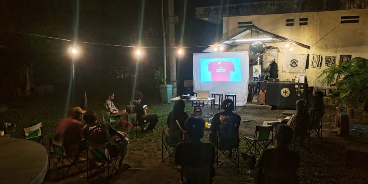 Nobar Menolak Punah di area Kampus Polimdo, Tansa – Tarantula – Coffe HitamKribo Bahas Dampak Fast Fashion terhadap Lingkungan