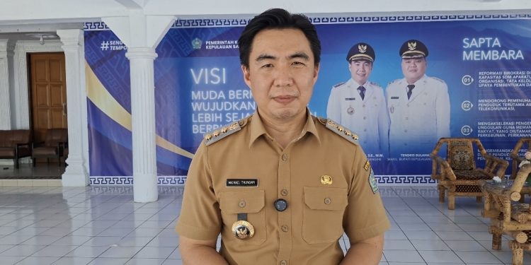 Foto: Bupati Kepulauan Sangihe, Michael Thungari wawancara usai gempa M 7,7 di Sangihe. (Dok. Istimewa)