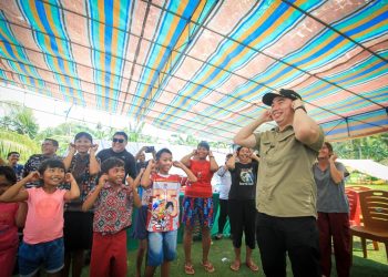 Foto: Bupati Kepulauan Sangihe Michael Thungari bersama Wakil Bupati Tendris Bulahari tampak ikut bermain game bersama anak anak korban Gempa di Marore. (Dok. Istimewa)