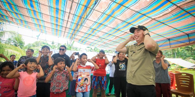 Foto: Bupati Kepulauan Sangihe Michael Thungari bersama Wakil Bupati Tendris Bulahari tampak ikut bermain game bersama anak anak korban Gempa di Marore. (Dok. Istimewa)