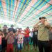 Foto: Bupati Kepulauan Sangihe Michael Thungari bersama Wakil Bupati Tendris Bulahari tampak ikut bermain game bersama anak anak korban Gempa di Marore. (Dok. Istimewa)