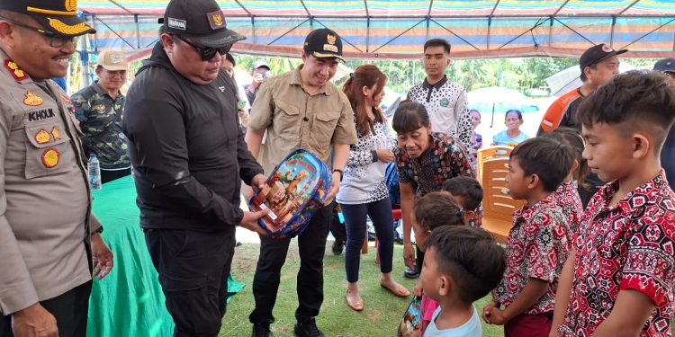 Foto: Bupati Michael Thungari dan Wakil Bupati Tendris Bulahari tiba di Pulau Kawio memberikan penguatan kepada warga terdampak Gempa M7,7. (Dok. Istimewa)