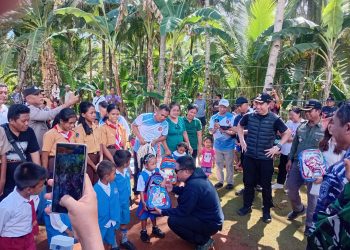 Foto: Bupati Kepulauan Sangihe Michael Thungari bersama Wakil Bupati Tendris Bulahari saat menyapa anak anak sekolah di Matutuang. (Dok. Istimewa)