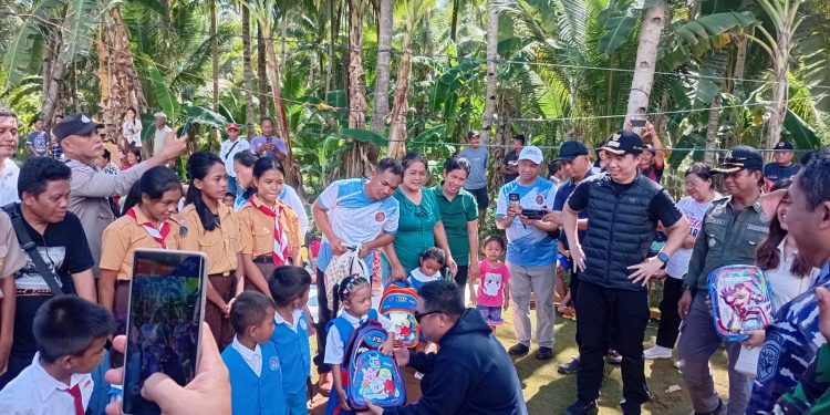 Foto: Bupati Kepulauan Sangihe Michael Thungari bersama Wakil Bupati Tendris Bulahari saat menyapa anak anak sekolah di Matutuang. (Dok. Istimewa)