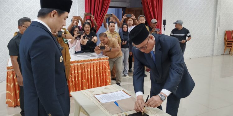Foto: Pelantikan Kepala Dinas Dukcapil Sangihe. (Dok. Istimewa)