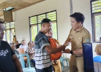 Foto: Bupati Kepulauan Sangihe Michael Thungari menyerahkan bantuan darurat kepada masyarakat terdampak bencana gempa bumi di Sangihe. (Dok. Rendy/Barta1)