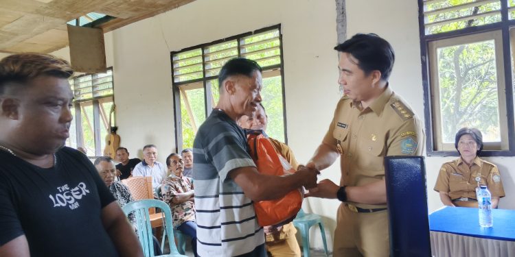Foto: Bupati Kepulauan Sangihe Michael Thungari menyerahkan bantuan darurat kepada masyarakat terdampak bencana gempa bumi di Sangihe. (Dok. Rendy/Barta1)