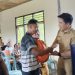 Foto: Bupati Kepulauan Sangihe Michael Thungari menyerahkan bantuan darurat kepada masyarakat terdampak bencana gempa bumi di Sangihe. (Dok. Rendy/Barta1)