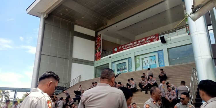 Tuntutan Demonstrasi di DPRD Sulut, Ratusan Polisi Siaga Sejak Pagi