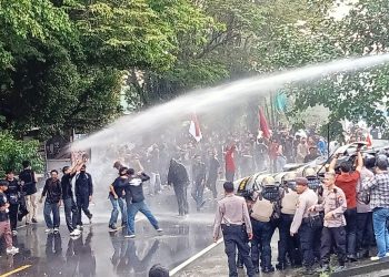 Mahasiswa Cipayung Gelar Aksi Menyambut Revolusi di DPRD Sulut