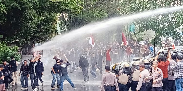 Mahasiswa Cipayung Gelar Aksi Menyambut Revolusi di DPRD Sulut