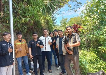 Kolaborasi Teknik Sipil dan Elektro Polimdo Hadirkan PJU Tenaga Surya untuk Warga Kairagi Satu