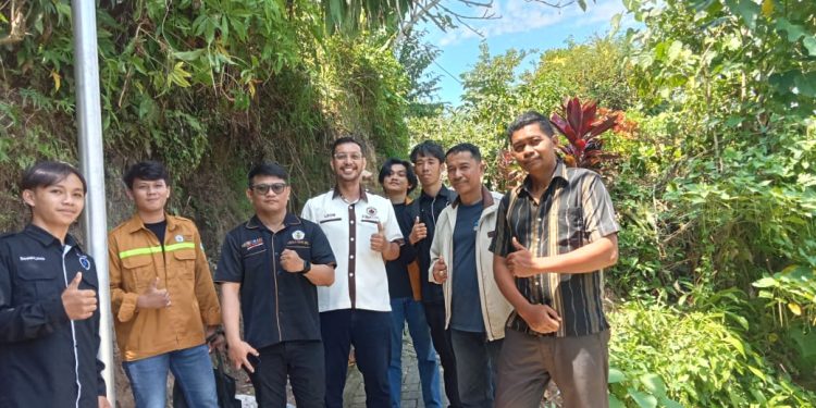 Kolaborasi Teknik Sipil dan Elektro Polimdo Hadirkan PJU Tenaga Surya untuk Warga Kairagi Satu