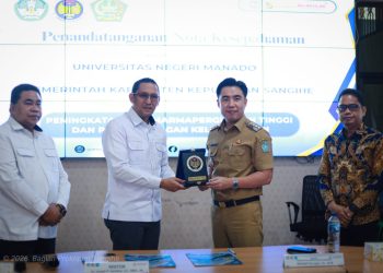 Bupati Kepulauan Sangihe, Michael Thungari meneken kerjasama pengembangan SDM dengan Universitas Negeri Manado. (Dok. Istimewa)