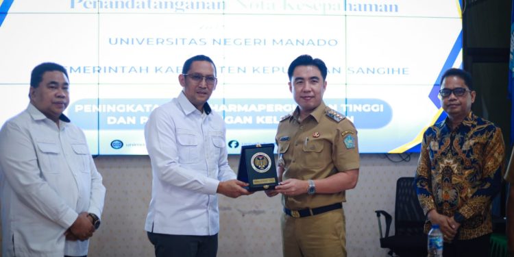 Bupati Kepulauan Sangihe, Michael Thungari meneken kerjasama pengembangan SDM dengan Universitas Negeri Manado. (Dok. Istimewa)