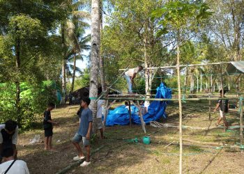 Potret rombongan pemuda GMPU dari Kabupaten Kepualaun Sangihe sedang menyelesaikan pembuatan tenda.