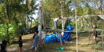 Potret rombongan pemuda GMPU dari Kabupaten Kepualaun Sangihe sedang menyelesaikan pembuatan tenda.