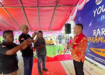 Pdt. Jhounlee Tatuhas, M.Th saat diwawancarai oleh awak media.