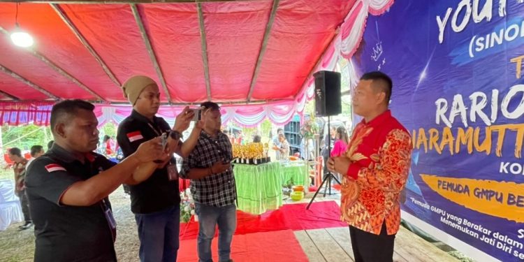 Pdt. Jhounlee Tatuhas, M.Th saat diwawancarai oleh awak media.