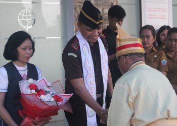 Kajati Sulut dan Ketua IAD disambut secara adat saat tiba di Bandara Melonguane, Senin (29/06/2026).