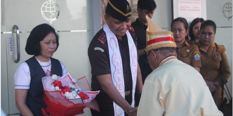 Kajati Sulut dan Ketua IAD disambut secara adat saat tiba di Bandara Melonguane, Senin (29/06/2026).