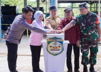 Kegiatan peresmian peningkatan jam operasi Pembangkit Listrik Tenaga Diesel Pulau Paku. (foto: Humas PLN)