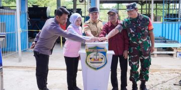 Kegiatan peresmian peningkatan jam operasi Pembangkit Listrik Tenaga Diesel Pulau Paku. (foto: Humas PLN)