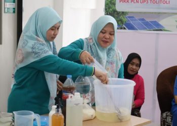 PIKK UP3 PLN Tolitoli memperkenalkan eco-enzime kepada masyarakat. (foto: Humas PLN)