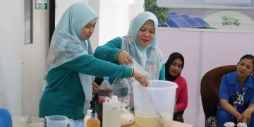 PIKK UP3 PLN Tolitoli memperkenalkan eco-enzime kepada masyarakat. (foto: Humas PLN)