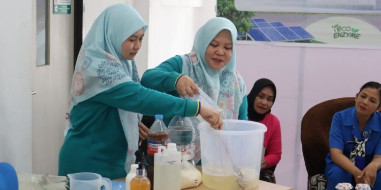 PIKK UP3 PLN Tolitoli memperkenalkan eco-enzime kepada masyarakat. (foto: Humas PLN)