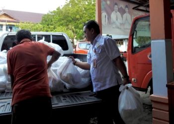 PLN UP 3 Tahuna menggalang bantuan untuk disalurkan kepada penyintas gempa di wilayah Kepulauan Sangihe. (foto: Humas PLN)
