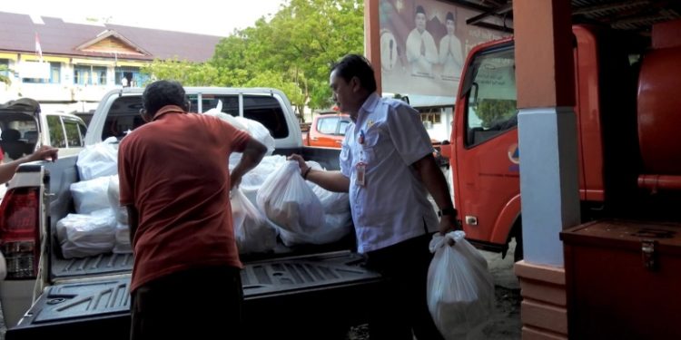 PLN UP 3 Tahuna menggalang bantuan untuk disalurkan kepada penyintas gempa di wilayah Kepulauan Sangihe. (foto: Humas PLN)