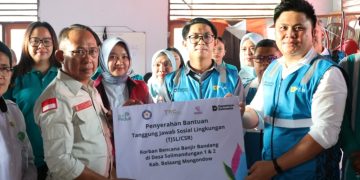 PLN UP3 Kotamobagu Hadir Untuk Korban Banjir Bandang Bolaang Mongondow. (foto: Humas PLN)