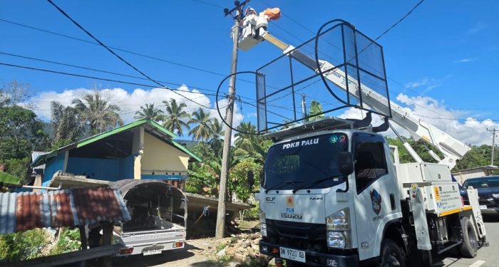 PLN UP3 Palu bergerak cepat melakukan inspeksi dan pemulihan sistem kelistrikan di wilayah terdampak gempa . (foto: Humas PLN)