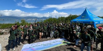 PLN UP3 Palu melakukan penanaman bibit mangrove di Pesisir Teluk Palu. (foto: Humas PLN)