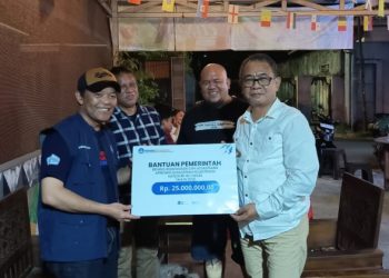 Iverdixon Tinungki menerima anugerah penghargaan dari Kepala BPPB Hadifz Muksin di Ommo Cafe Tuminting (Foto: Barta1)
