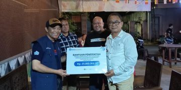 Iverdixon Tinungki menerima anugerah penghargaan dari Kepala BPPB Hadifz Muksin di Ommo Cafe Tuminting (Foto: Barta1)