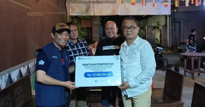 Iverdixon Tinungki menerima anugerah penghargaan dari Kepala BPPB Hadifz Muksin di Ommo Cafe Tuminting (Foto: Barta1)
