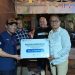 Iverdixon Tinungki menerima anugerah penghargaan dari Kepala BPPB Hadifz Muksin di Ommo Cafe Tuminting (Foto: Barta1)