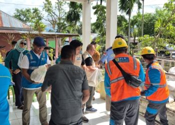 Penyaluran bantuan untuk penyintas bencana banjir 5 Desa di Gorontalo Utara. (foto: Humas PLN)