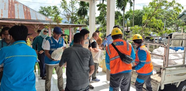 Penyaluran bantuan untuk penyintas bencana banjir 5 Desa di Gorontalo Utara. (foto: Humas PLN)