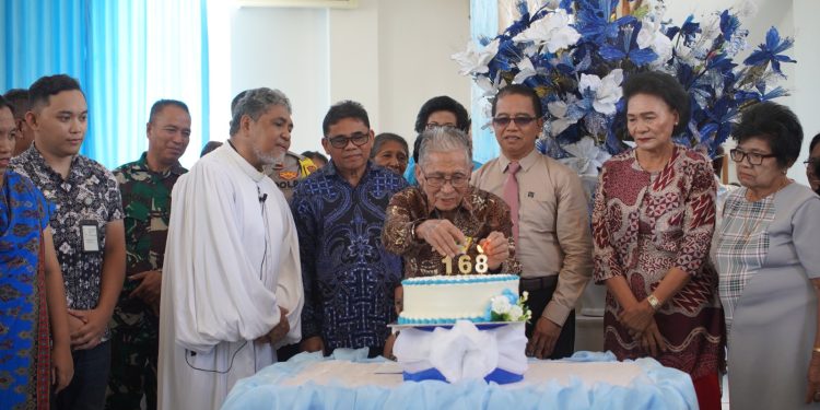 Plt Bupati dan Ketua TP-PKK Membaur di HUT ke-168 GMIST Imanuel Kelling Balehumara